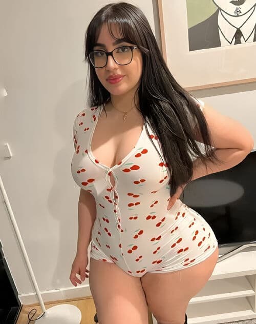 Amelia Curvy